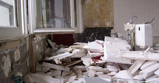 Демонтаж хрущевки в Лесосибирске - удаление старых полов и стен по выгодной цене от 1767 рублей.
